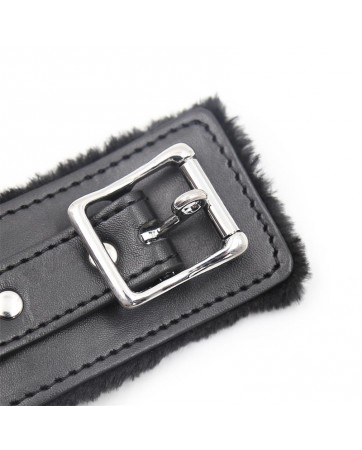 Collar con Correa de Metal Negro